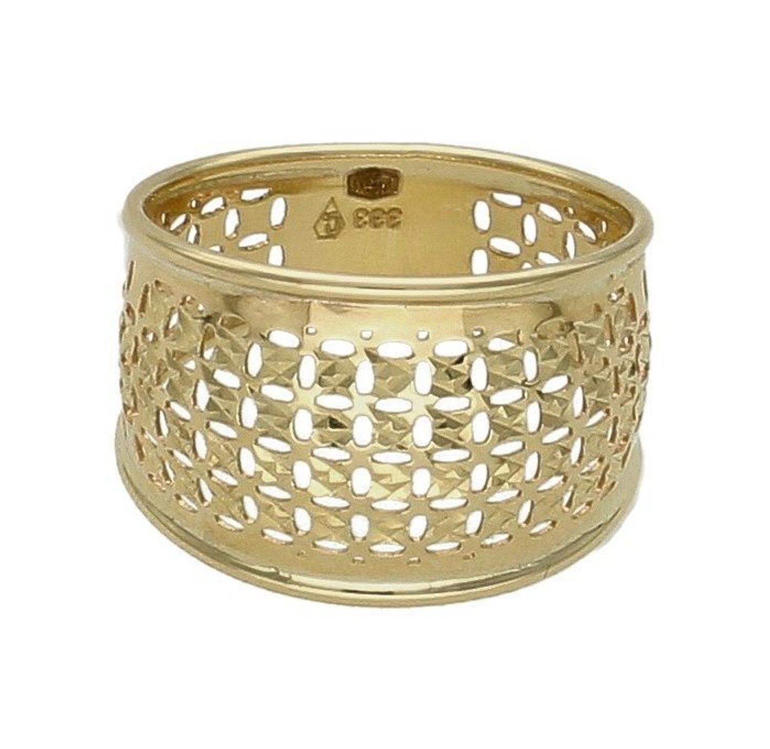 Złoty pierścionek szeroka obrączka 333 z ażurowym wzorem PI 5870 333. Efektowny i niezwykle szykowny dodatek do eleganckich oraz co dziennych zestawień, urzeka subtelnym tłoczeniem na powierzchni kru.jpg